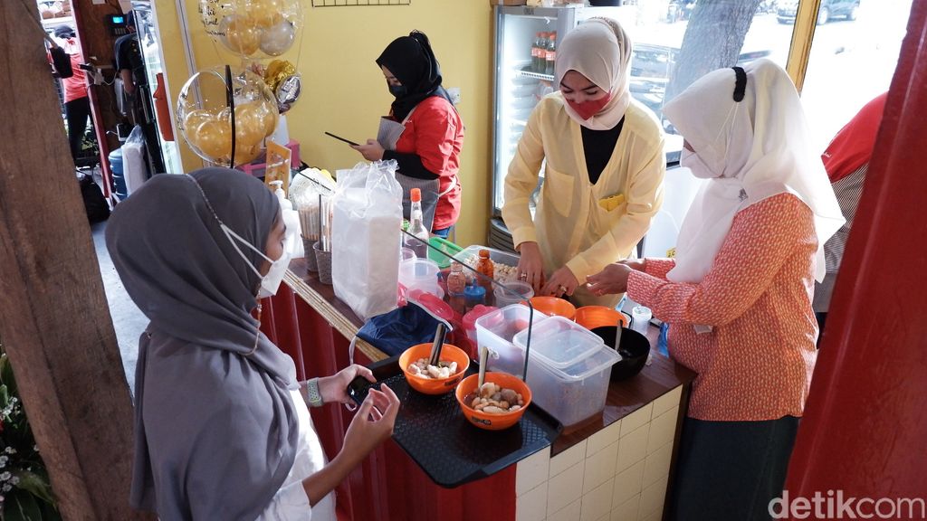 Slurpp! Bakso Aci Racikan Kang Emil yang Gurihnya Bikin Nagih