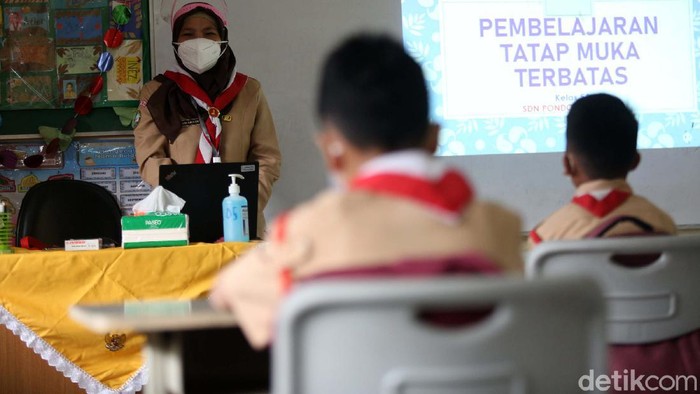 Hari ini merupakan hari pertama uji coba sekolah tatap muka di DKI Jakarta. Salah satunya di SDN Pondok Kelapa 05 Pagi, Jakarta.
