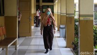 Pembelajaran tatap muka dilakukan secara bergantian.