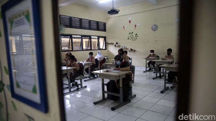 Hari ini merupakan hari pertama uji coba sekolah tatap muka di DKI Jakarta. Salah satunya di SDN Pondok Kelapa 05 Pagi, Jakarta.
