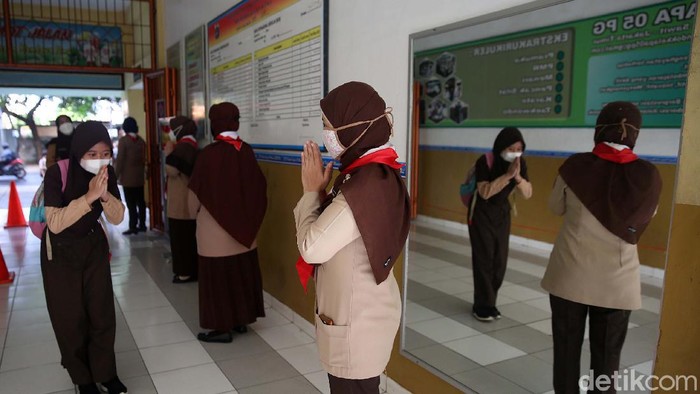 Hari ini merupakan hari pertama uji coba sekolah tatap muka di DKI Jakarta. Salah satunya di SDN Pondok Kelapa 05 Pagi, Jakarta.