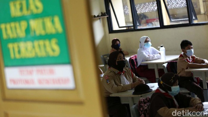 Hari ini merupakan hari pertama uji coba sekolah tatap muka di DKI Jakarta. Salah satunya di SDN Pondok Kelapa 05 Pagi, Jakarta.