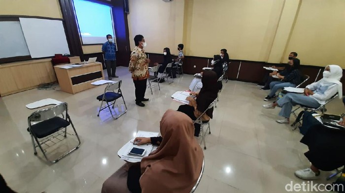 Suasana uji coba kuliah tatap muka di UNS Solo, Rabu (7/4/2021)