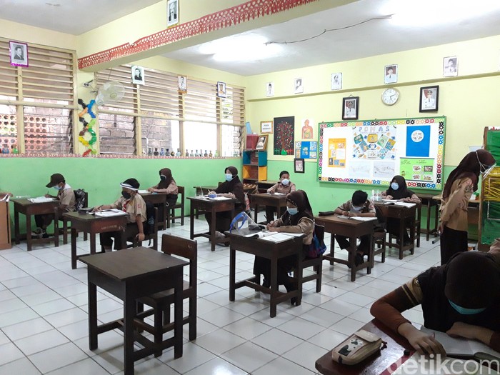 Suasana uji coba pembelajaran tatap muka di SDN Cipete Utara 15, Jaksel. (Rakha/detikcom)