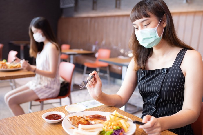 Sudah Vaksin Covid-19, Apa Benar Jadi Aman Makan di Restoran?