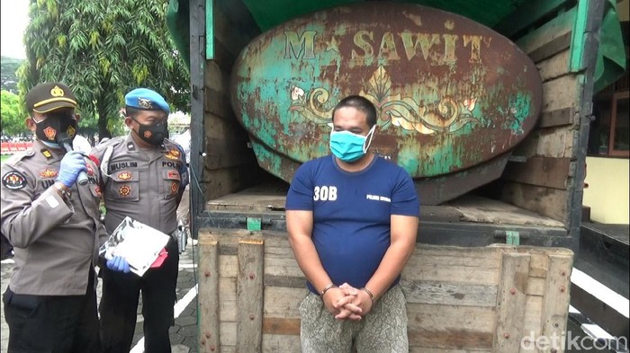 Tersangka sopir pengangkut BBM bersubsidi yang dijual ke industri