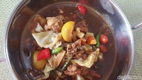 Kalau tak doyan daging kambing, tongseng ayam juga gurih enak. Gunakan ayam tanpa tulang dan racik bumbunya dengan petunjuk resep ini. Sedap mantap rasanya. Foto: detikfood/Odilia