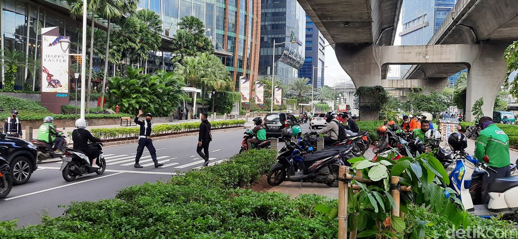 Trotoar di Kuningan, Jakarta Selatan, selain jadi tempat putar balik pemotor juga menjadi tempat berjualan. 7 April 2021. (Rahmat Fathan/detikcom) Trotoar di Kuningan, Jakarta Selatan, selain jadi tempat putar balik pemotor juga menjadi tempat berjualan. 7 April 2021. (Rahmat Fathan/detikcom)