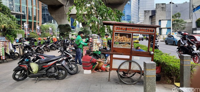 Trotoar di Kuningan, Jakarta Selatan, selain jadi tempat putar balik pemotor juga menjadi tempat berjualan. 7 April 2021. (Rahmat Fathan/detikcom)
