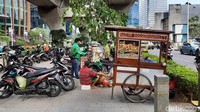 Foto: Trotoar di Kuningan, Jakarta Selatan, selain jadi tempat putar balik pemotor juga menjadi tempat berjualan (7/4/2021). (Rahmat Fathan/detikcom)