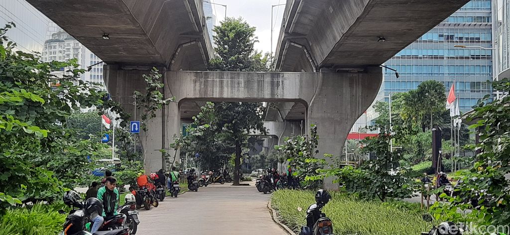 Trotoar di Kuningan, Jakarta Selatan, selain jadi tempat putar balik pemotor juga menjadi tempat berjualan. 7 April 2021. (Rahmat Fathan/detikcom) Trotoar di Kuningan, Jakarta Selatan, selain jadi tempat putar balik pemotor juga menjadi tempat berjualan. 7 April 2021. (Rahmat Fathan/detikcom)