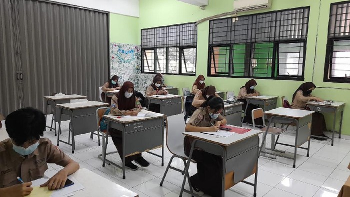 Uji coba sekolah tatap muka di SMK 15 Jakarta (Foto: Tiara/detikcom)