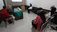 Jumlah mahasiswa yang hadir dibatasi.