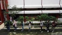 Setiap memasuki ruangan mereka diwajibkan untuk mencuci tangan serta dicek suhu tubuhnya.
