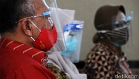 Mahasiswa dan dosen juga diharuskan memakai masker atau face shield.