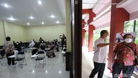 Kegiatan perkuliahan ini merupakan uji coba setelah kampus UNS diperbolehkan oleh Satgas COVID-19 Solo untuk mengadakan perkuliahan tatap muka secara bertahap.