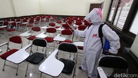 Setelah perkuliahan selesai, ruang kelas disemprot disinfektan.