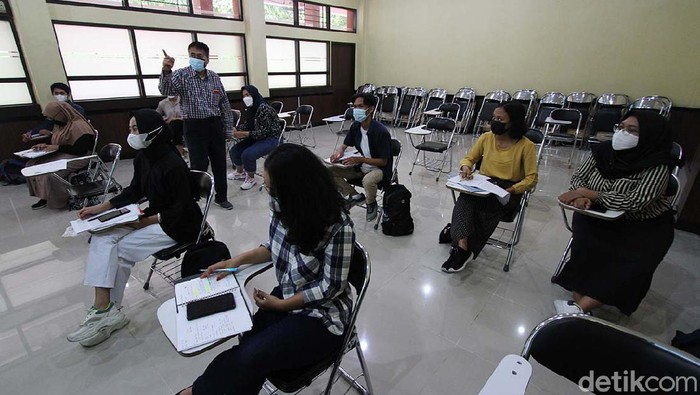 UNS Mulai Uji Coba Kuliah Langsung UNS melakukan uji coba perkuliahan langsung. Perkuliahan dilakukan dengan menerapkan protokol kesehatan ketat.