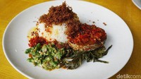 Sesuai dengan harganya, Warung Nasi Padang Murah menawarkan harga Rp 10.000 untuk satu porsinya. Lauknya komplet dan bisa dipilih antara ayam, ikan, telur atau bahkan rendang. Iustrasi Foto: OGS