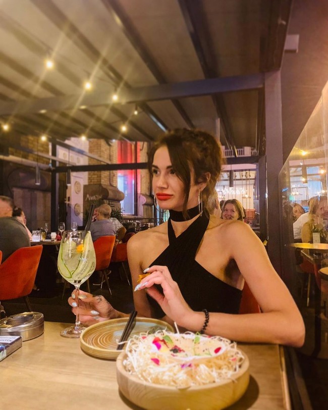 Karena sulit untuk mencari pekerjaan di bidang itu, wanita 27 tahun tersebut bekerja sebagai pelayan di kafe dan restoran. Yana juga pernah menyajikan bir sebelum memulai karier sebagai model setahun lalu. Foto: Dok. Instagram @ya.na_ka