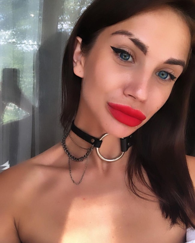 Dilansir TSN, Yana Graboshchuk termasuk salah satu model yang ditangkap karena berfoto tanpa busana dengan pemandangan gedung-gedung tinggi di Dubai. Hingga saat ini memang belum ada konfirmasi tapi wajah dan tato di tubuh seorang modelnya sangat mirip dengan Yana.  Foto: Instagram @ya_.na_ka