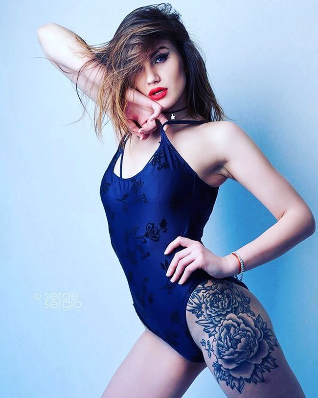 Bisa dilihat jika Yana memiliki gambar besar di pahanya yang mencuri perhatian. Dalam foto pemotretan telanjang yang tersebar, ada seorang wanita mirip Yana yang juga memiliki tato serupa. Dugaan itu semakin diperkuat dengan postingan-postingannya di Instagram yang menunjukkan Yana sedang ada di Dubai. Foto: Instagram @ya_.na_ka