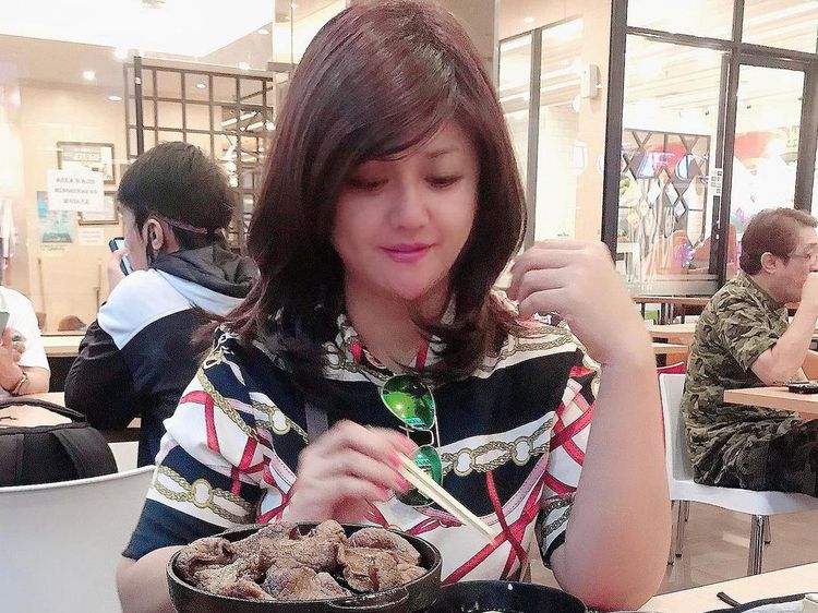 Yuyun Jin dan Jun Saat Menikmati Daging Panggang hingga Sup Wonton