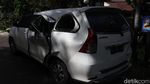 2 Mobil Ringsek Tertimpa Pohon Tumbang di Bandung