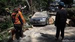 2 Mobil Ringsek Tertimpa Pohon Tumbang di Bandung