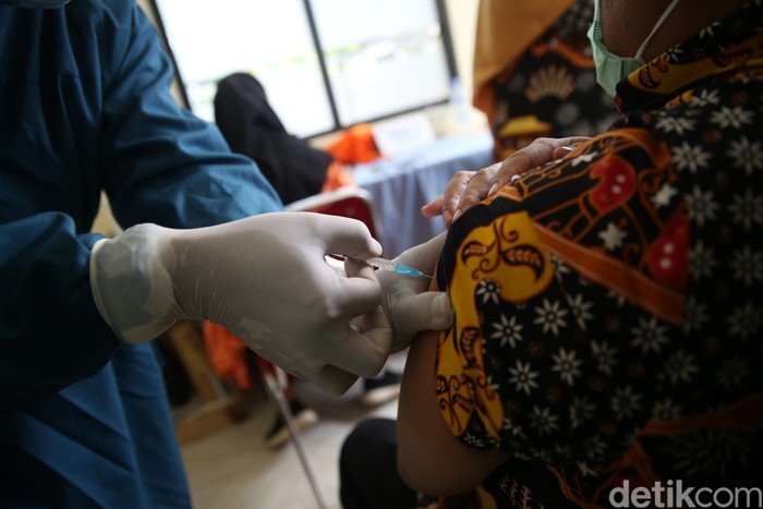 Guru mendapatkan vaksin COVID 19 dosis pertama di Puskesmas Jatiasih, Kota Bekasi, Jawa Barat, Kamis (8/4/2021). Sebanyak 288 guru mendapatkan vaksin dosis pertama hari ini.