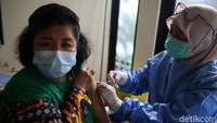 Guru mendapatkan vaksin COVID 19 dosis pertama di Puskesmas Jatiasih, Kota Bekasi, Jawa Barat, Kamis (8/4/2021).