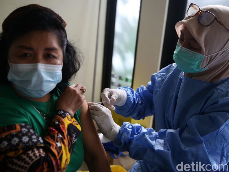 288 Guru di Jatiasih Bekasi Divaksinasi COVID-19