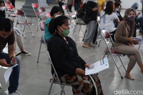 Namun baru 500 abdi dalem Keraton Ngayogyakarta Hadiningrat ikut dalam vaksinasi COVID-19 massal di Jogja Expo Center (JEC), Kapanewon Banguntapan, Bantul. Namun baru 500 abdi dalem Keraton Ngayogyakarta Hadiningrat ikut dalam vaksinasi COVID-19 massal di Jogja Expo Center (JEC), Kapanewon Banguntapan, Bantul.