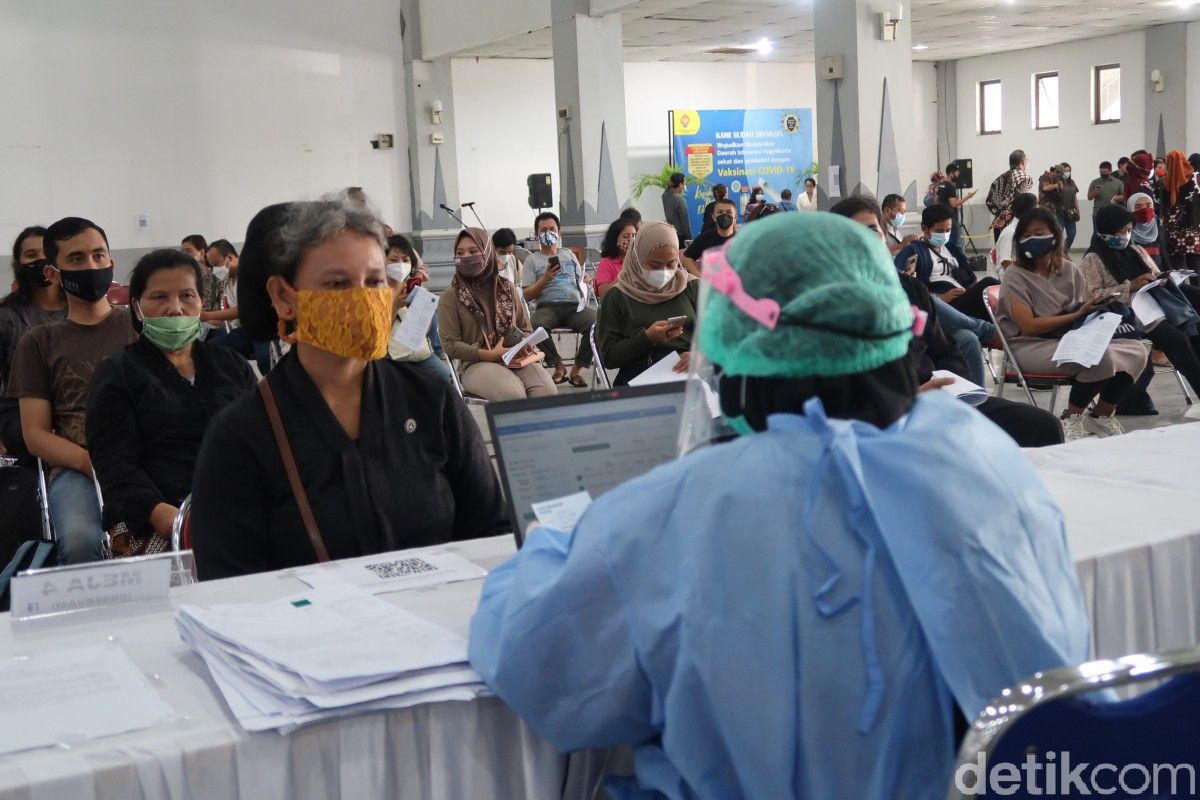 Abdi dalem Keraton Ngayogyakarta Hadiningrat divaksinasi