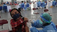 Kepala Dinas Kesehatan DIY Pembajun Setyaningastutie mengatakan dalam vaksinasi massal di JEC pekan ini menyasar sekitar 10.800 orang. Puluhan ribu orang itu terdiri dari abdi dalem,  guru, pelaku pariwisata, lansia, hingga pelaku usaha mikro kecil dan menengah (UMKM).