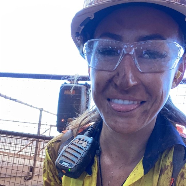 Kebanyakan dari kita memang jadi kotor di sini, kami semua berkeringat, berkotor-kotoran dan bekerja sangat giat. Ini bukan untuk orang punya kulit tipis dan hati yang lemah. Hal yang paling tidak diinginkan adalah seorang wanita datang ke lapangan dan berekspektasi untuk menghindar dengan tidak melakukan hal-hal tertentu karena kamu wanita. Itu tidak bagus, lanjut Amie. Foto: Instagram @amieboyd23