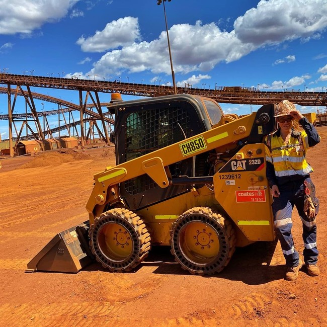 Wanita 35 tahun itu menilai jika wanita tidak akan pergi jauh (dalam karier) jika mereka bertingkah sebagai princess. Karena itu, ia juga tidak meminta diperlakukan spesial meski tidak ingin meninggalkan sisi feminin. Foto: Instagram @amieboyd23