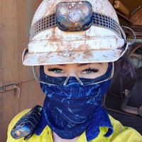 Tidak banyak wanita yang bekerja di pertambangan. Karena itu, Amie Boyd menampilkan potret yang menarik dari seorang pekerja tambang wanita karena tetap glamour meski profesi menuntutnya untuk berani kotor. Foto: Instagram @amieboyd23