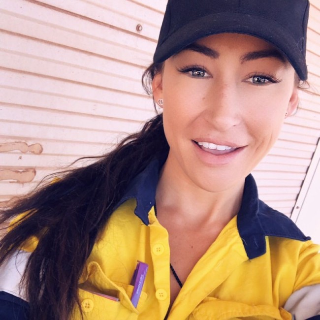 Amie Boyd adalah wanita asal Selandia Baru yang sering membagikan kesehariannya sebagai pekerja tambang di Instagram. Ia pun bercerita mengenai profesinya yang didominasi kaum pria. Amie mengaku tidak mendapat perlakuan spesial dan dianggap seperti salah satu dari mereka saat menjalankan tugas. Foto: Instagram @amieboyd23