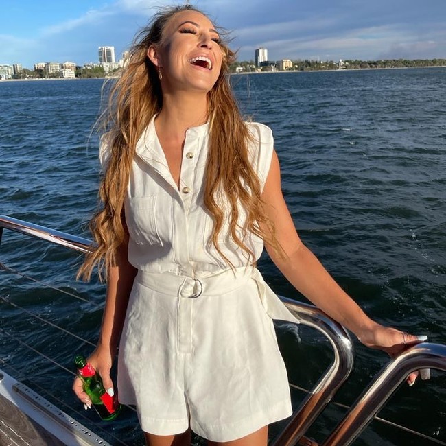 Diakuinya jika pekerjaan ini bisa mengganggu penampilan. Karena itu, Amie memastikan untuk rutin memakai skincare, sampo dan kondisioner yang berkualitas, sunscreen, hingga minum beberapa suplemen untuk menunjang kesehatan. Foto: Instagram @amieboyd23