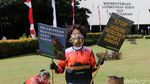 Bawa Bonggol Pohon, Aktivis Lingkungan Tolak Pengrusakan Hutan