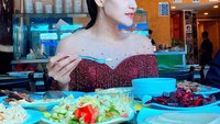 Masih berada di Mesir usai mengikuti Miss Eco International. Intan menghabiskan waktunya mencicipi kuliner enak yang ada di sana. Foto: Instagram @intanwisni89