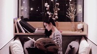 Jika sedang tidak sibuk, Intan lebih suka menghabiskan waktunya bersantai sambil membaca di kafe kekinian. Foto: Instagram @intanwisni89