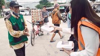 Berhati mulia, Intan sering berbagi makanan kepada orang-orang yang membutuhkan. Foto: Instagram @intanwisni89