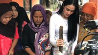 Begini keseruan Intan saat tengah mencoba menumbuk bahan makanan, menggunakan metode tradisional. Foto: Instagram @intanwisni89