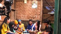 Selain sering berbagi makanan, Intan yang pernah menjadi pembawa acara sosial. Selalu menyempatkan diri untuk makan bersama keluarga sederhana yang ditemuinya. Foto: Instagram @intanwisni89