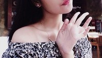 Imutnya Intan saat tengah nongkrong di kafe. Banyak netizen yang setuju bahwa wajahnya awet muda. Foto: Instagram @intanwisni89