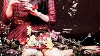 Terakhir ini pose keren Intan dalam satu sesi pemotretan, lengkap dengan gelas berisi minuman berwarna gelap yang menambah kesan elegan. Foto: Instagram @intanwisni89