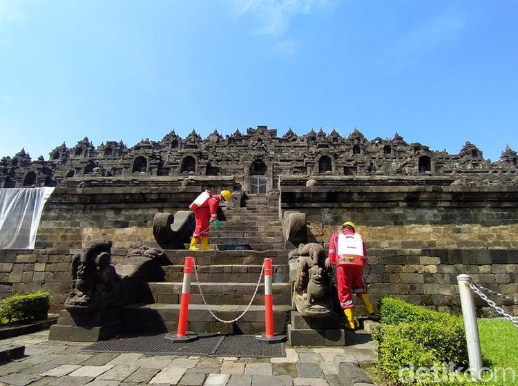 Foto: Candi Borobodur sedang Dimandikan Minyak Atsiri
