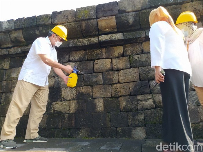 Candi Borobudur disemprot minyak atsiri